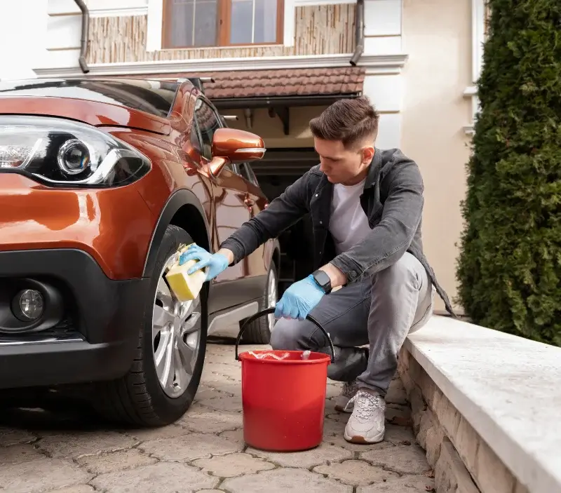Lavage auto à domicile Arboys en Bugey : professionnel intervenant sur un véhicule
